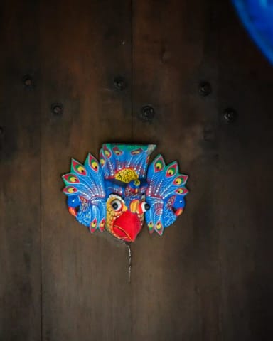 Porte d'entrée avec le masque Raksha bleu.