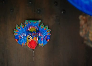 Porte d’entrée avec le masque Raksha bleu.