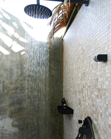 Vue de la douche extérieure à l'italienne de la Lodge Verte.