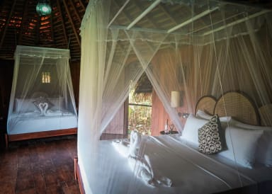 Intérieur de la Lodge Verte avec deux lits queen size.