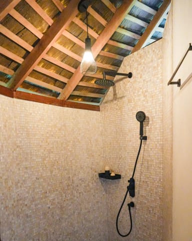 Salle de bain avec douche à l’italienne.